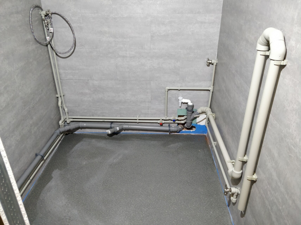 Открытая прокладка труб в ванной