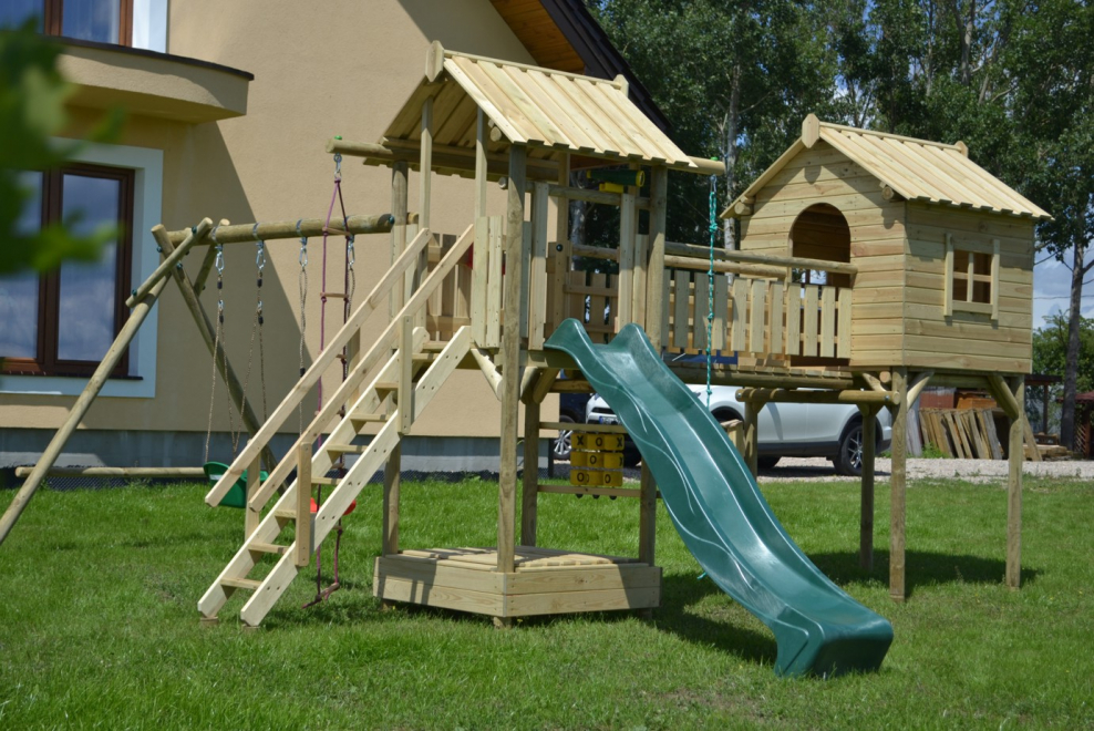 Детская площадка с домиком и горкой
