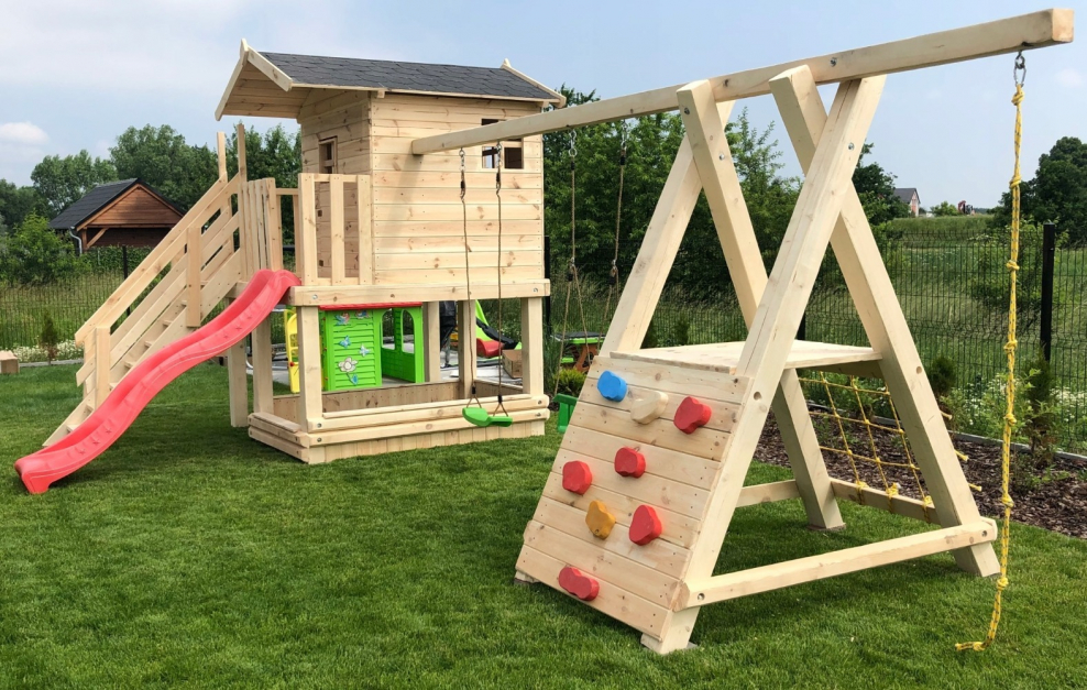 Детский домик на площадке