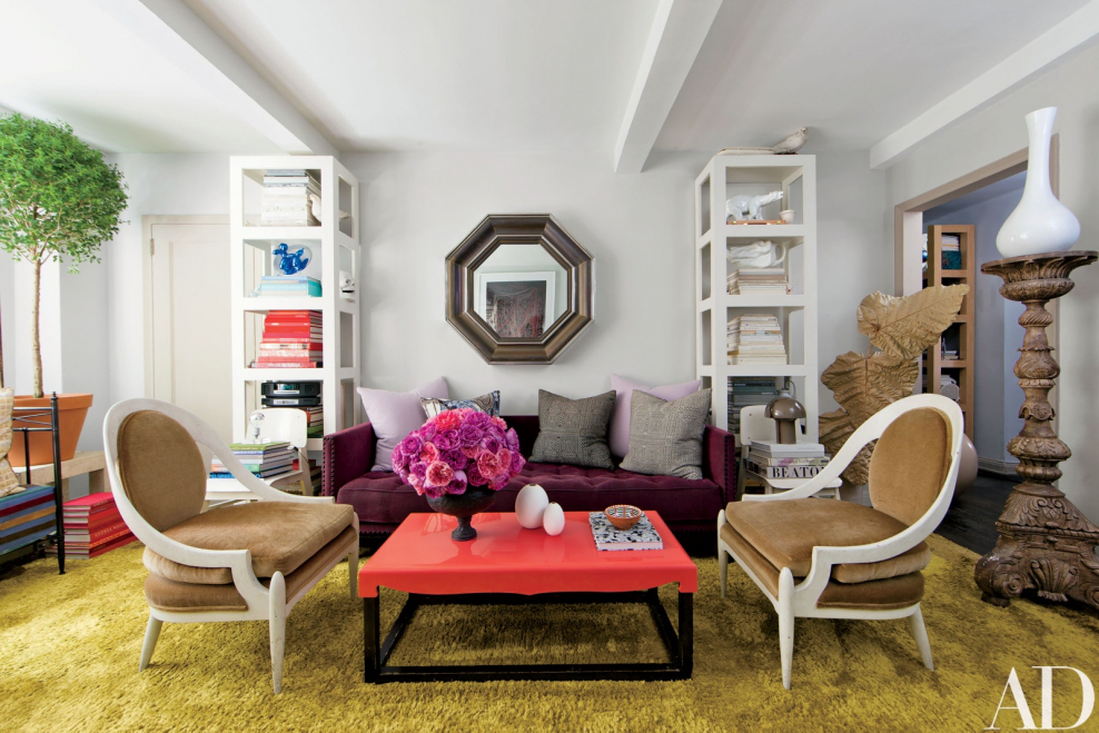 Симметричная расстановка мебели в гостиной