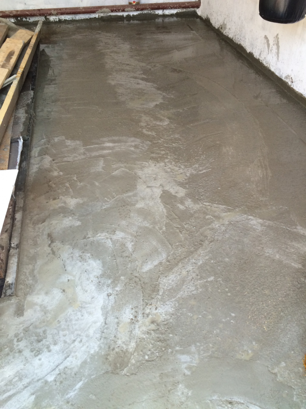 Заливка пола в квартире своими руками