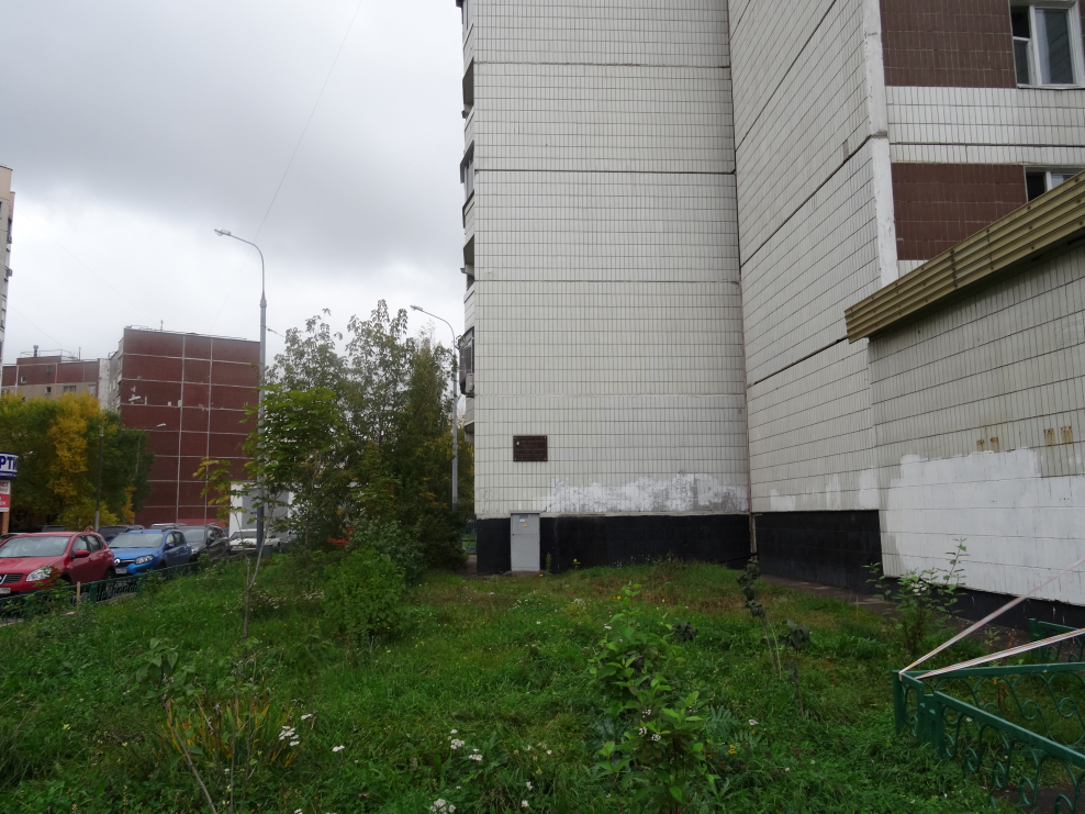 Памятная табличка на улице Генерала Кузнецова