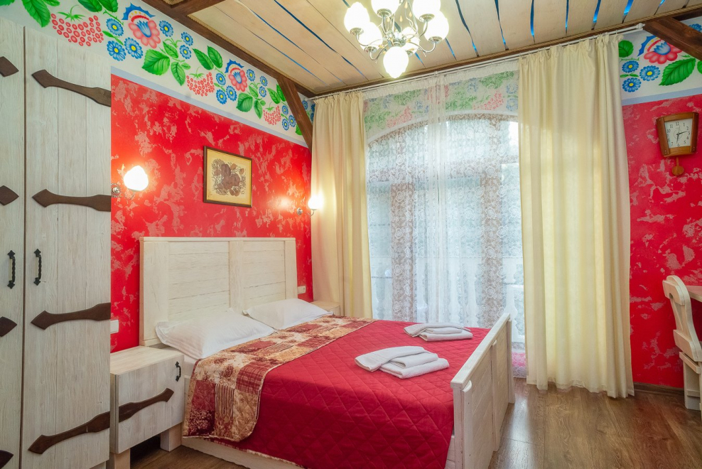 Кровать на подиуме в интерьере