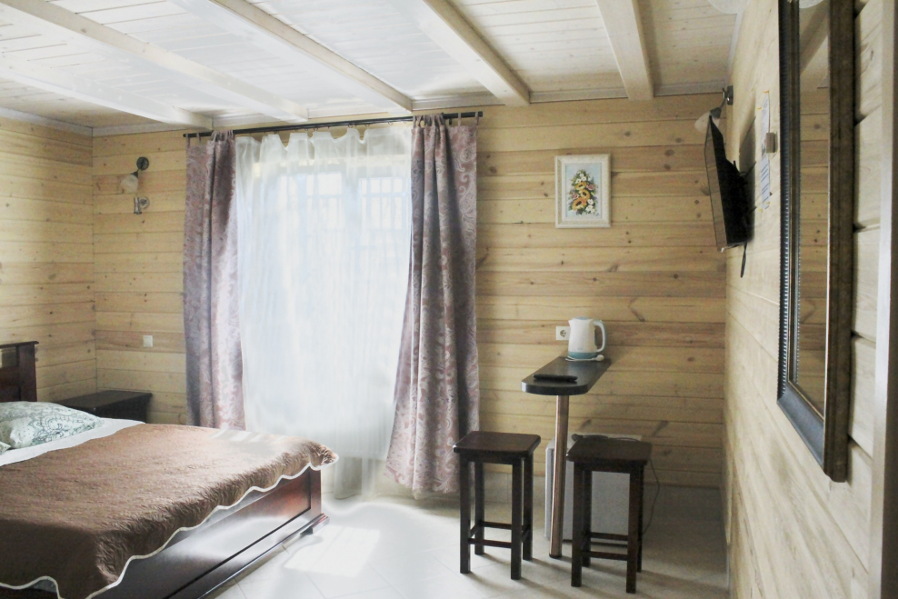 Дом с кроватью под крышей