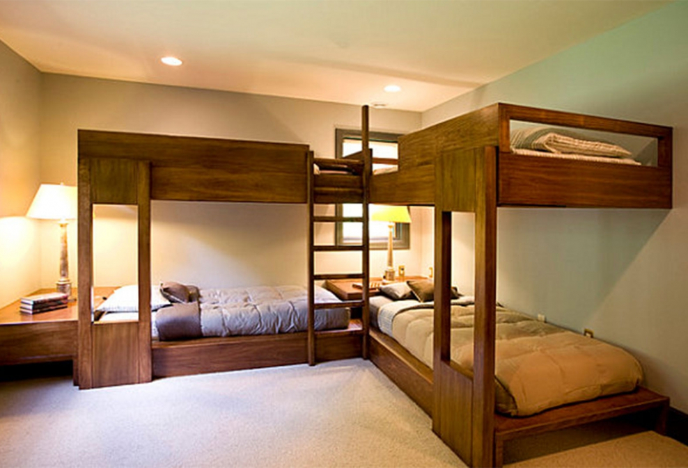 Двухэтажная комната из дерева