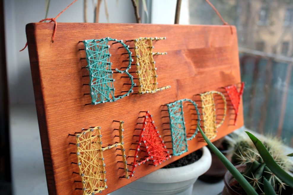 Панно из гвоздей и нитей