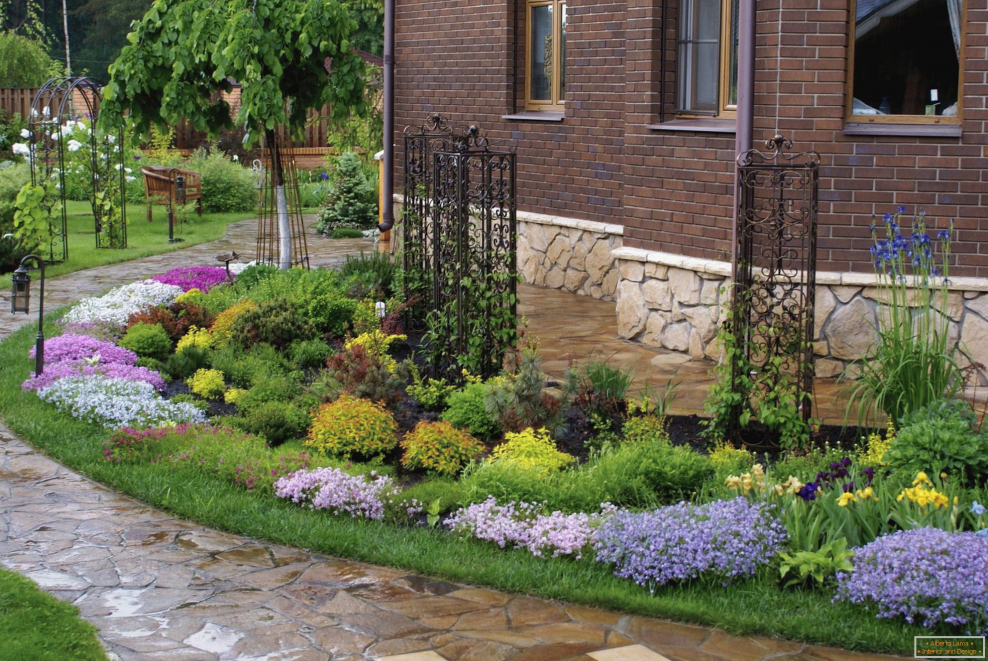 Миксбордер вдоль террасы