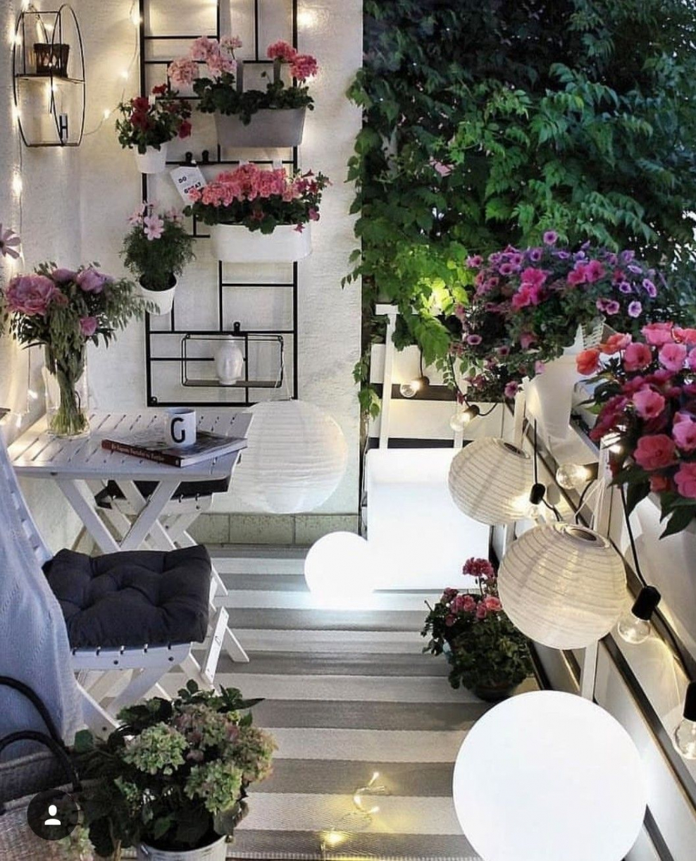 Уютный маленький балкон