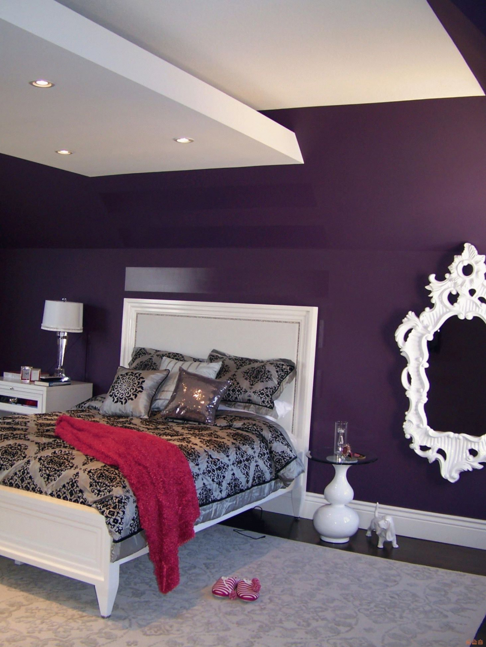Спальня с фиолетовыми акцентами