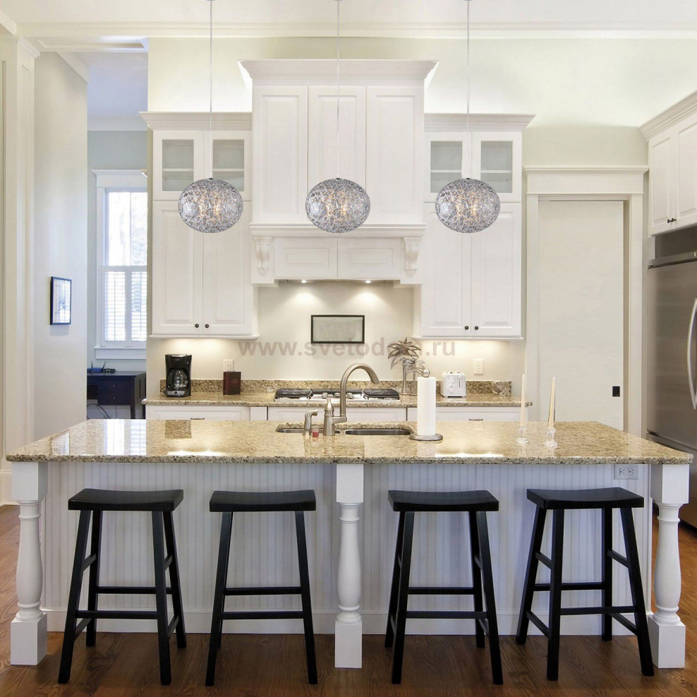 Светильники над кухонным островом