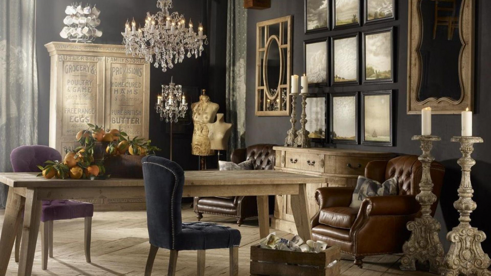 Интерьер гостиной с предметами старины