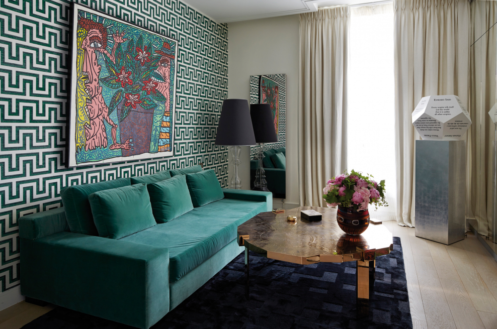 Зеленый диван в разных интерьере