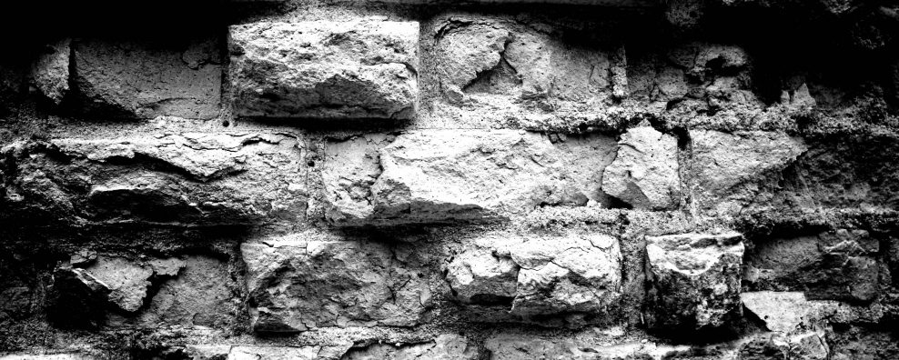 Кирпичная стена темно