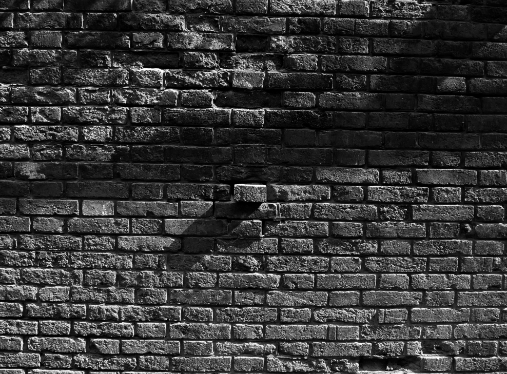 Мрачная каменная стена