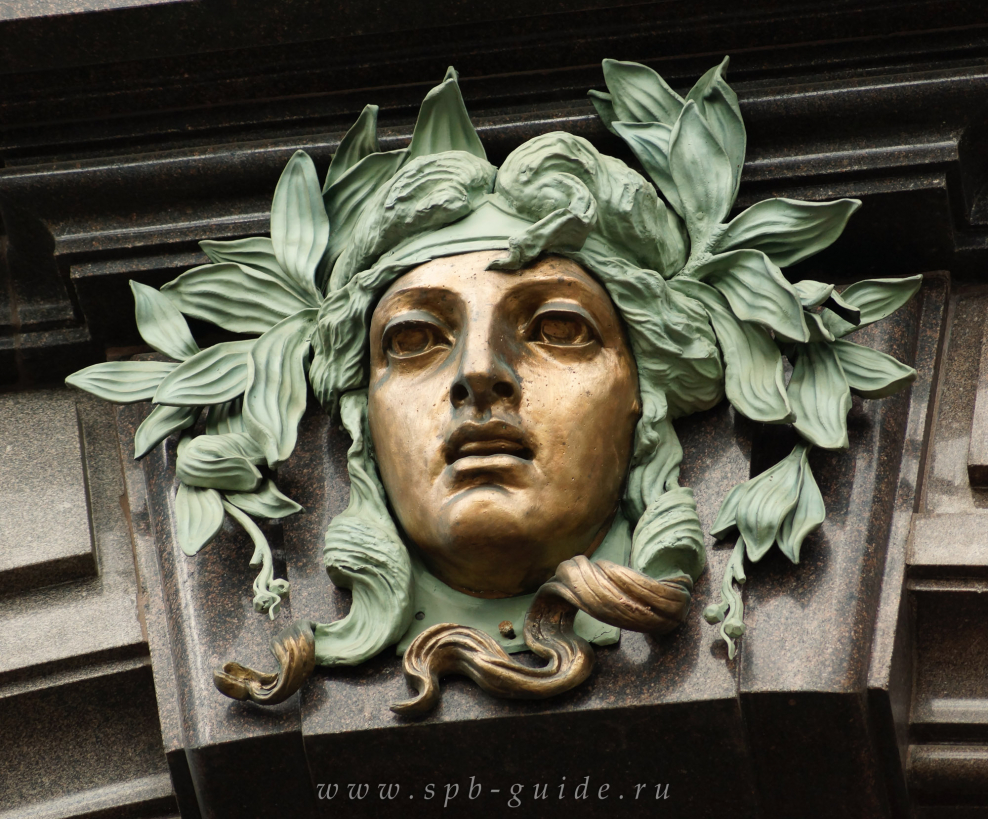 Дом Зингера в Санкт-Петербурге скульптура