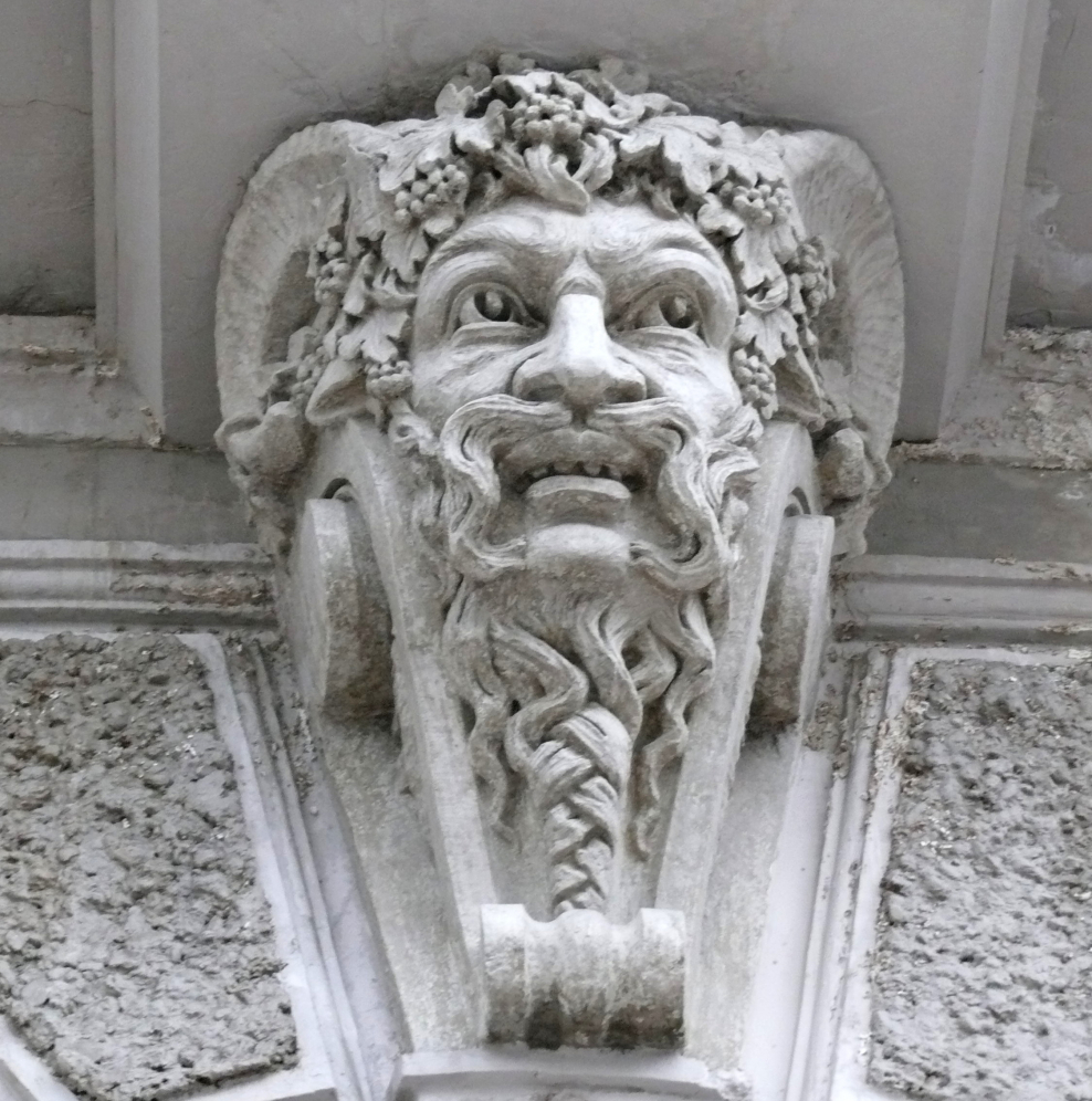 Капители маскароны