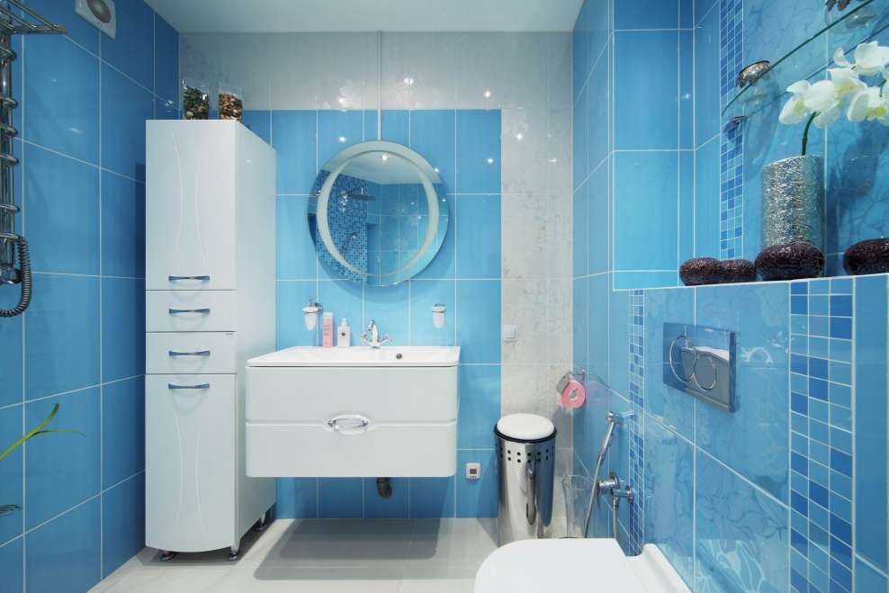 Интерьер ванной комнаты в голубых тонах стиль современный