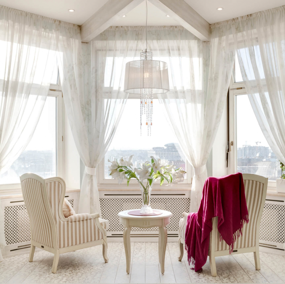 Интерьер гостиной с эркером