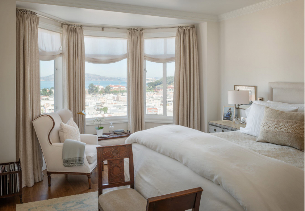 Шторы на эркерное окно в спальню