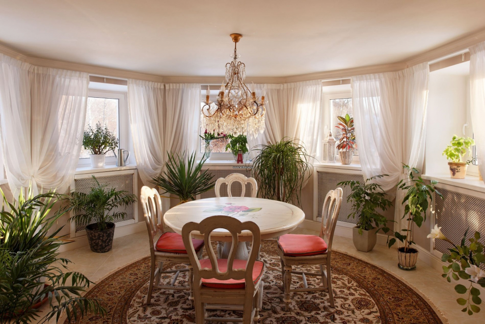 Интерьер эркера в загородном доме