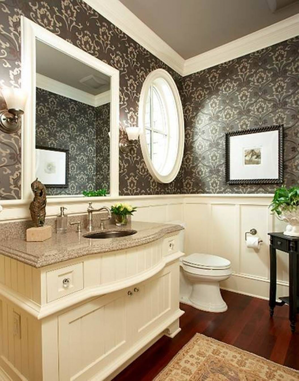 Ванная комната с молдингами