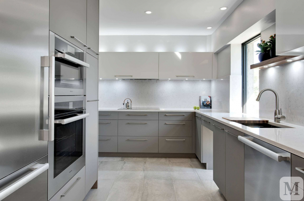 Кухня светло серая матовая