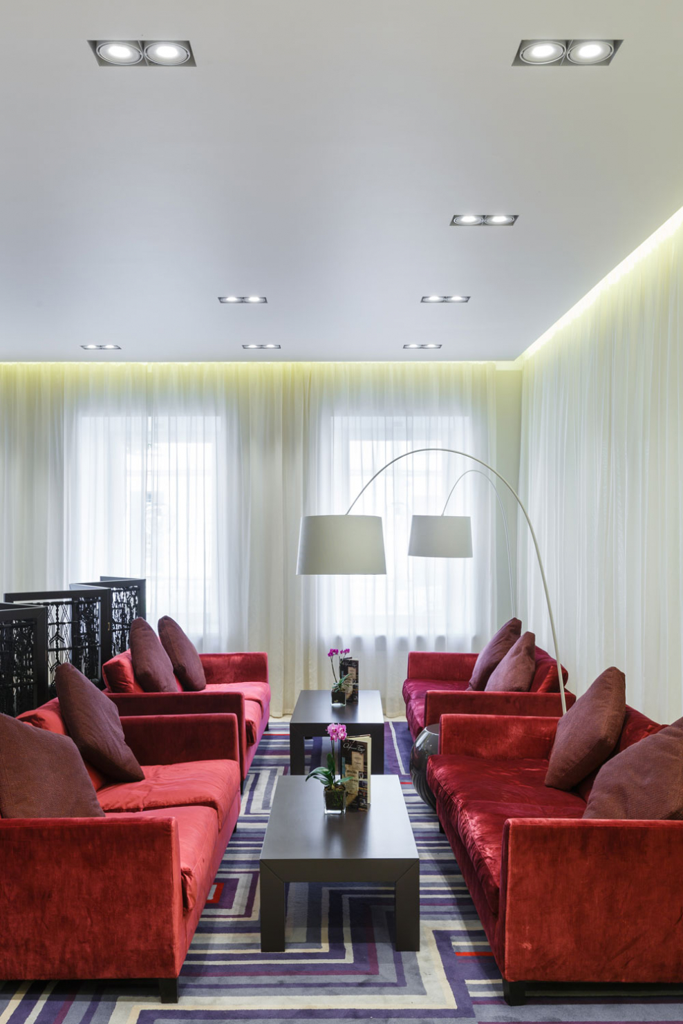 Глянцевый потолок в гостиной