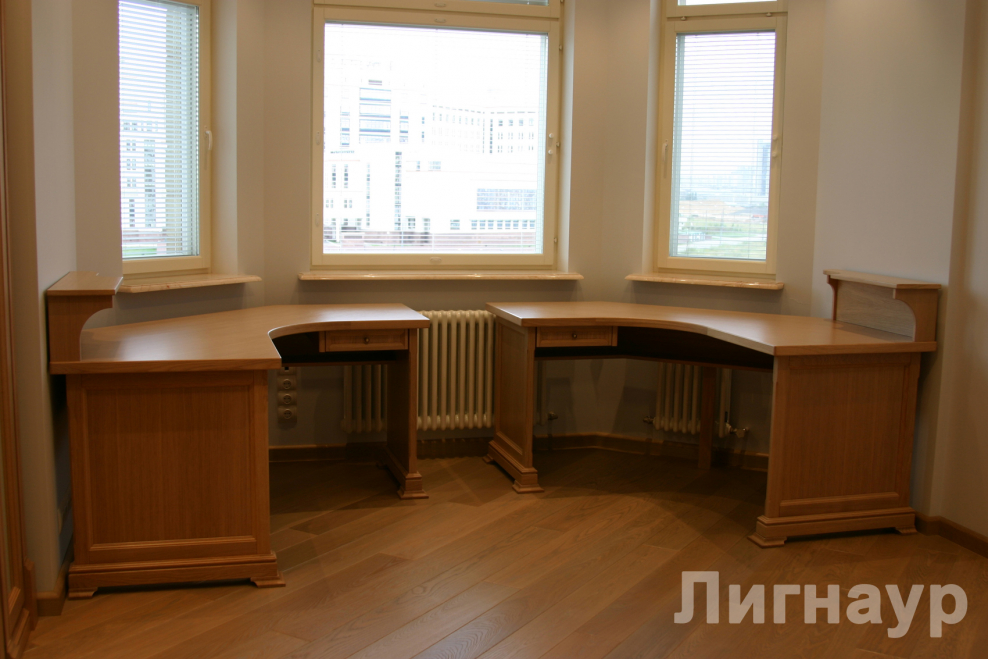 Стол под эркерное окно