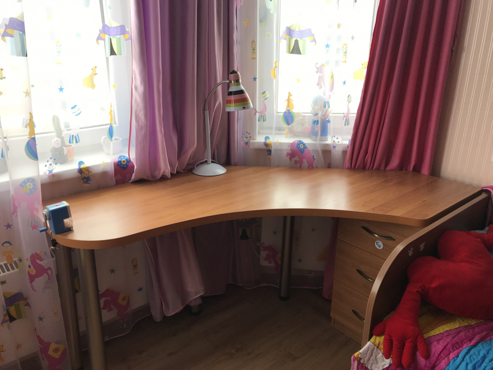 Компьютерный стол в эркере