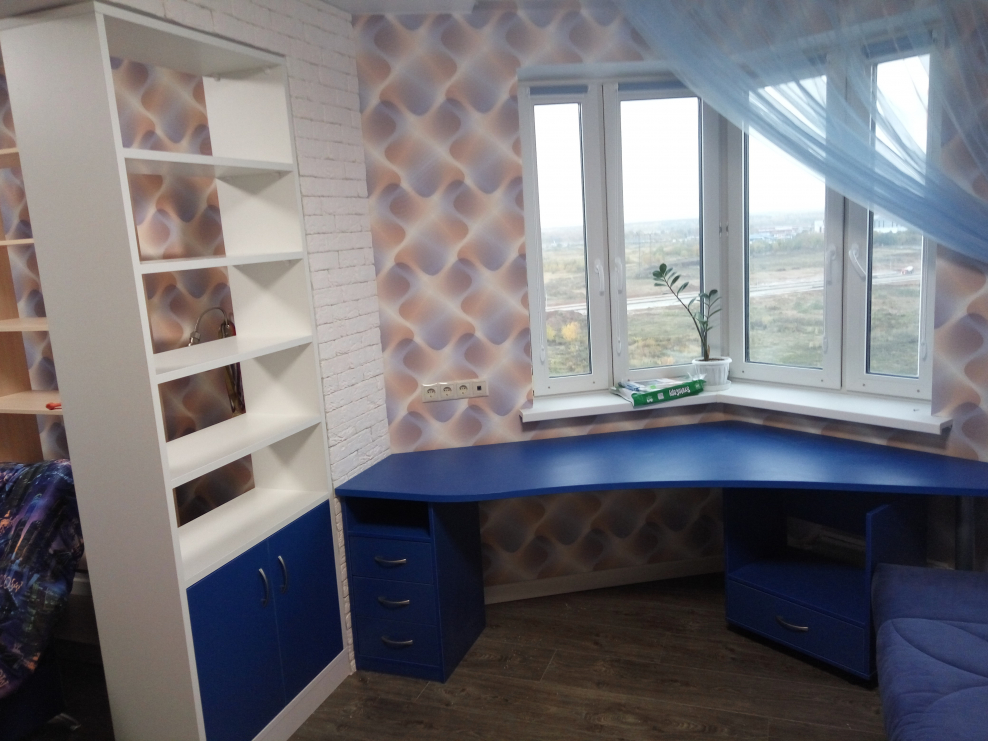 Угловой стол у окна