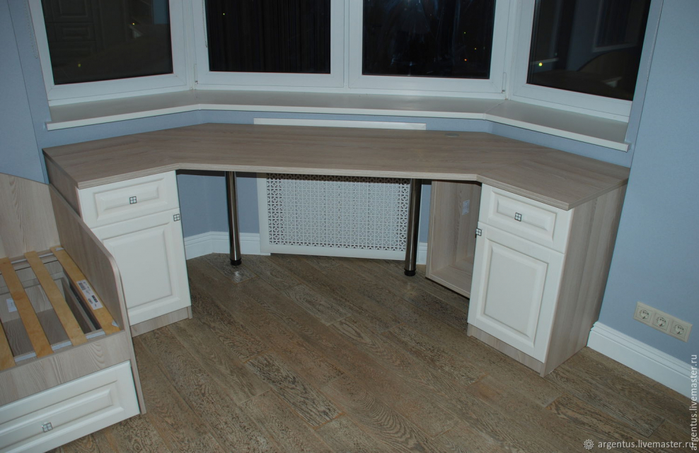 Письменный стол под эркерное окно