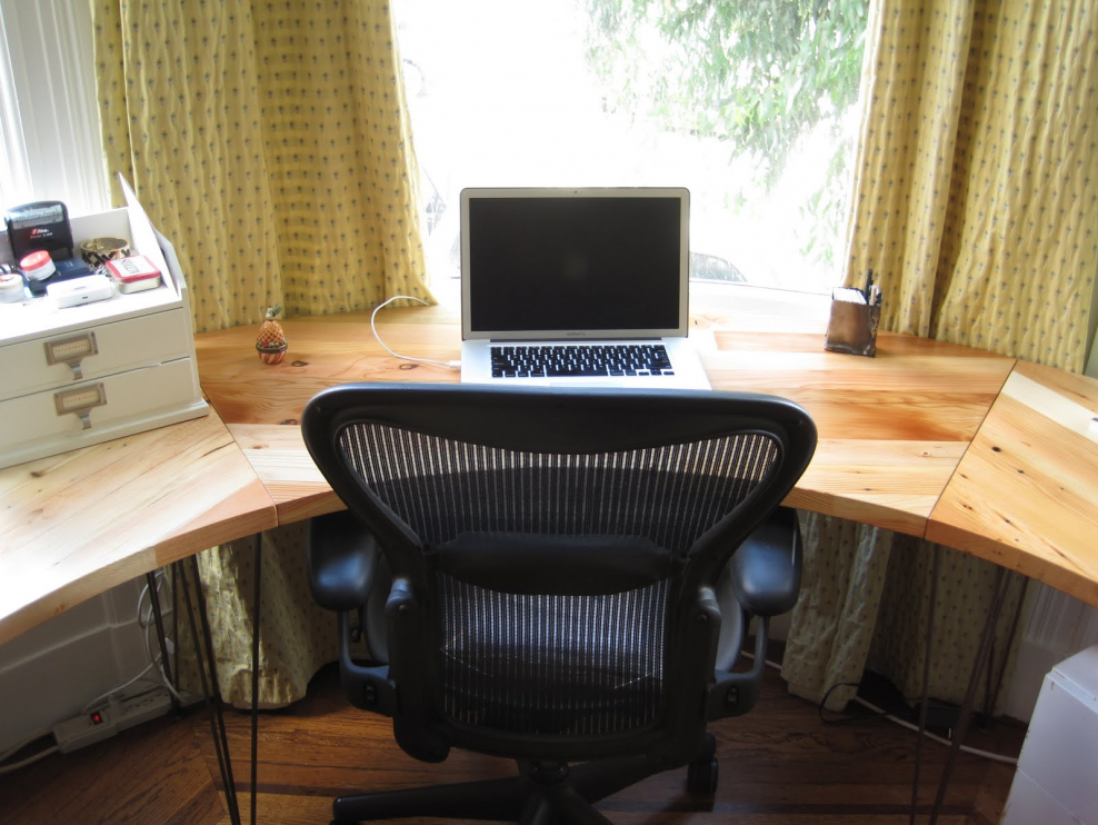 Стол в эркере