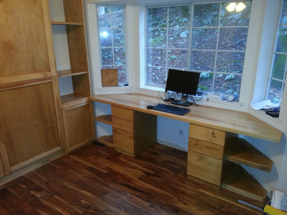Компьютерный стол в эркере