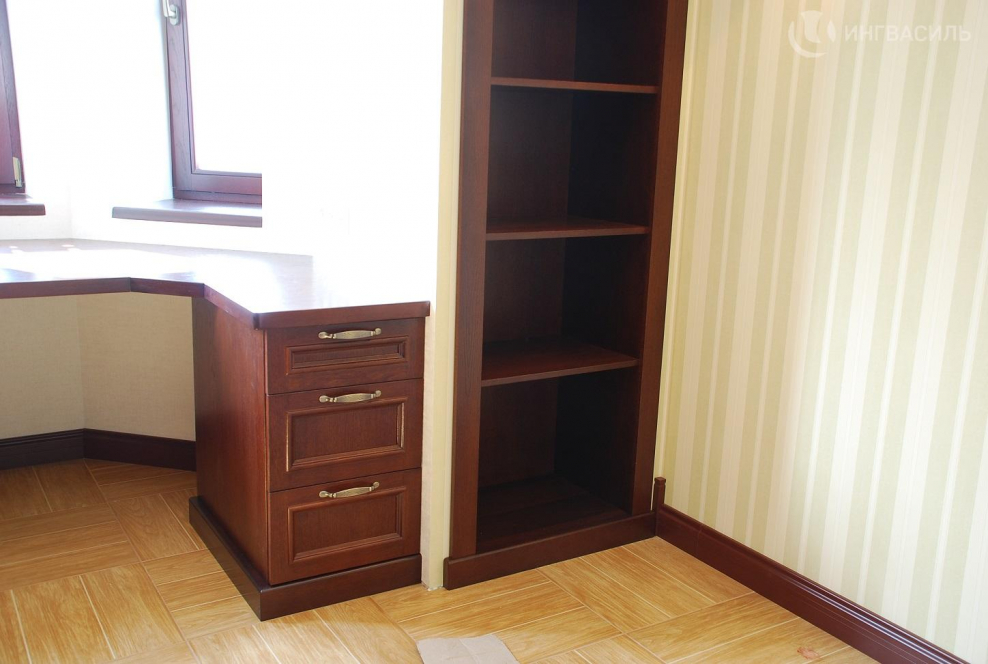 Столы в эркер с тумбочками