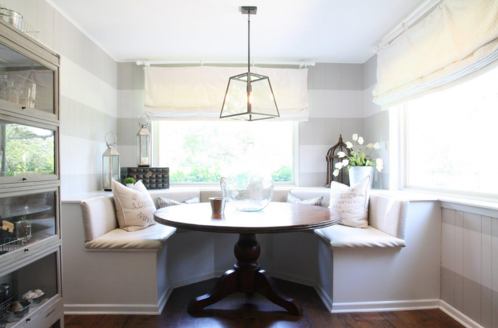 Письменный стол для двоих детей вдоль окна