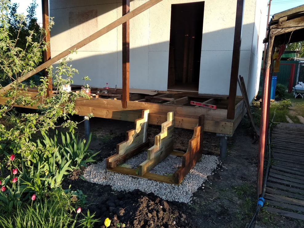 Деревянное крыльцо для дачи