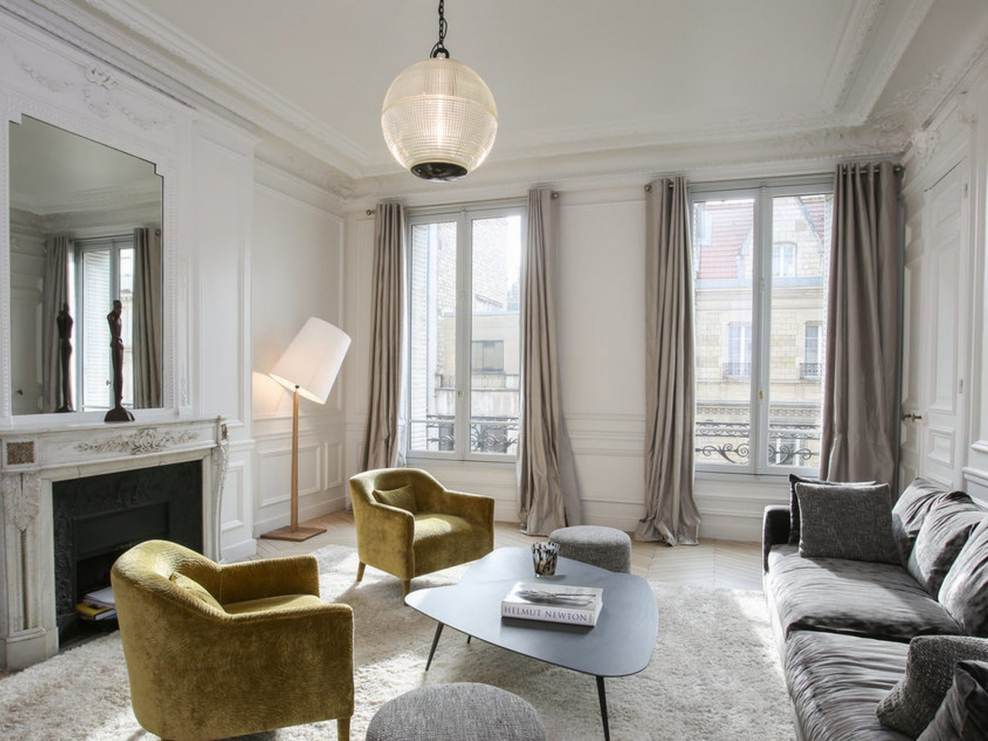 Интерьер простой Парижской квартиры