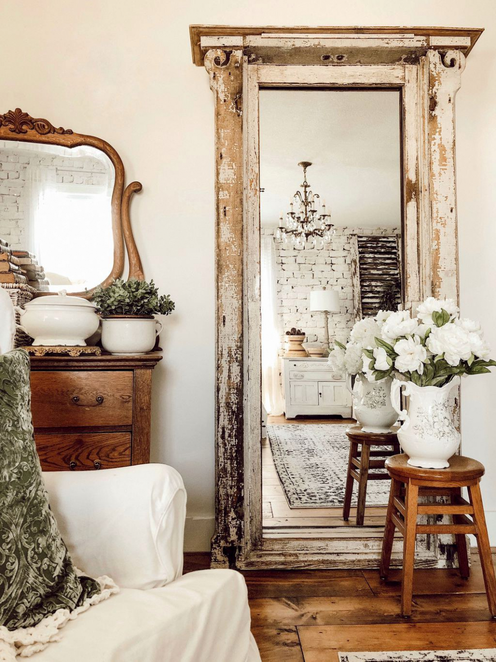Винтажное зеркало в интерьере