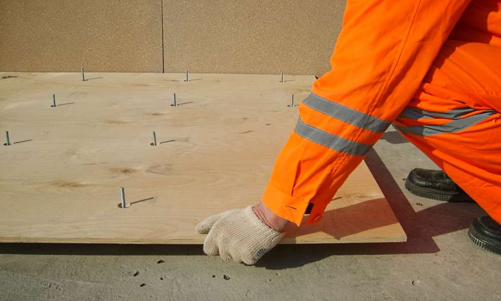 Укладка пола фанерой