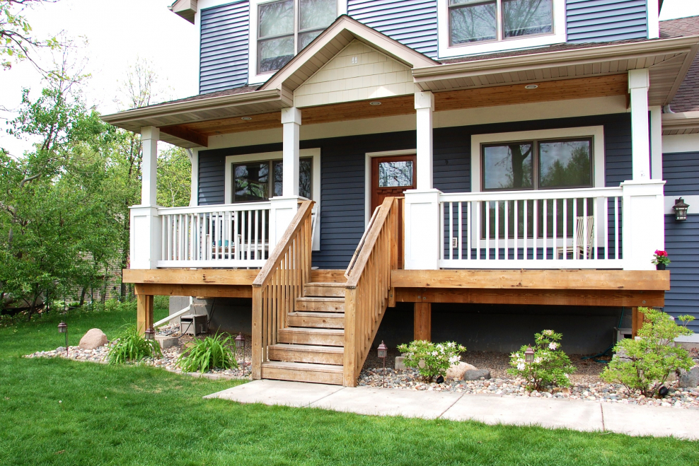 Крыльцо к деревянному дому