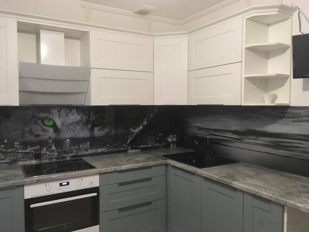 Серая кухня с деревянными фасадами