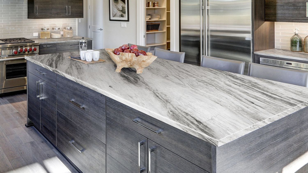 Белый гарнитур с черной техникой