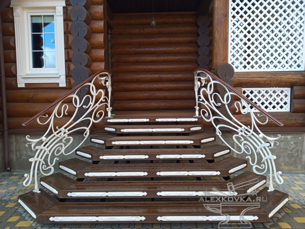 Лестница входная металлическая