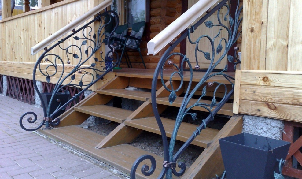 Деревянное крылечко с ковкой