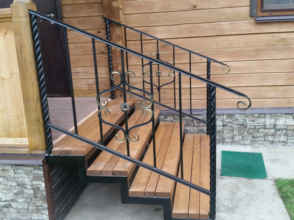 Деревянные перила для крыльца