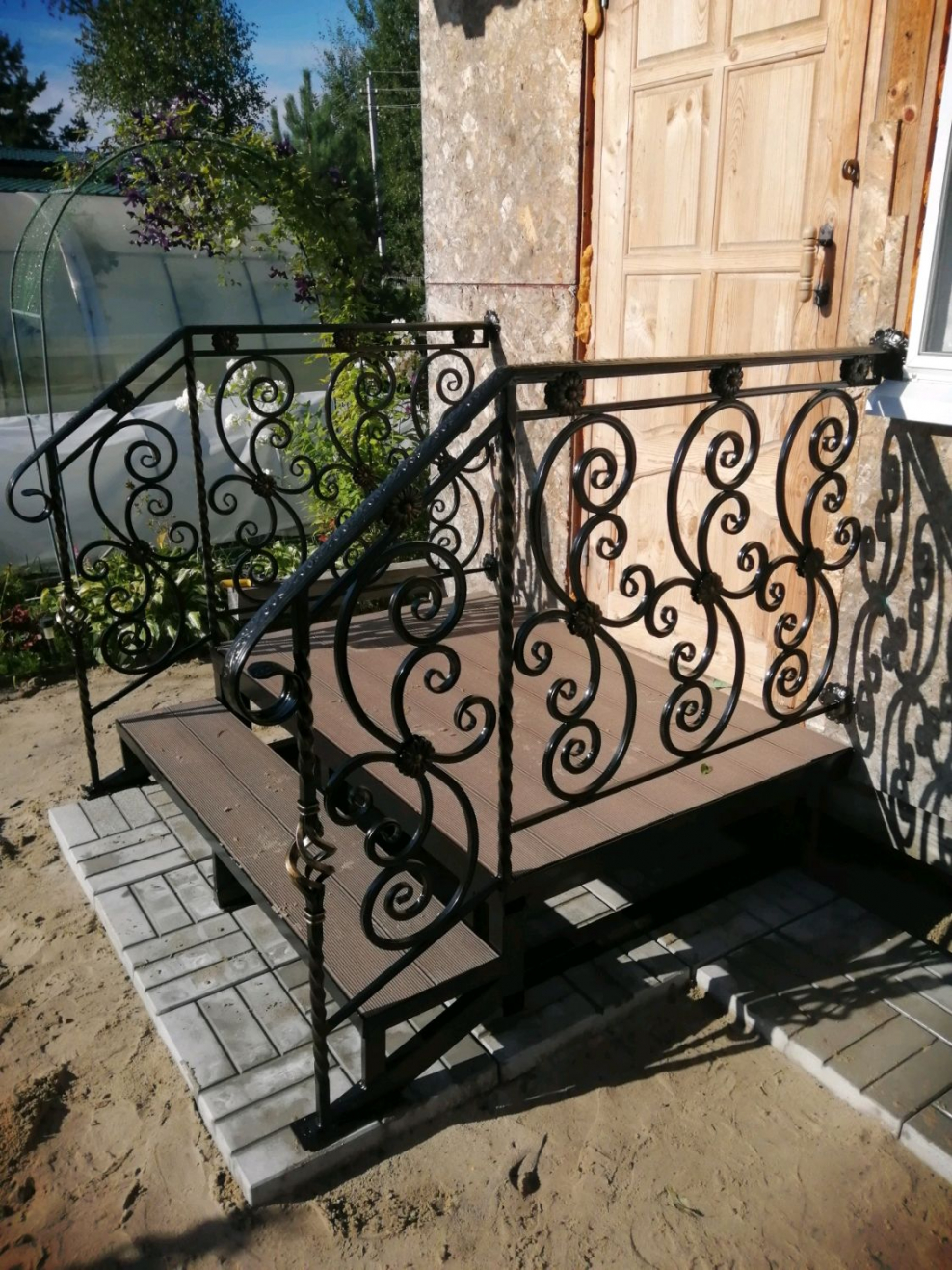 Крыльцо из металла в частном доме