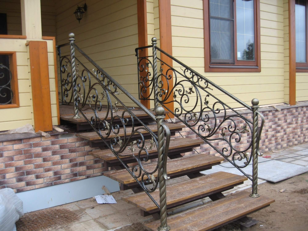 Ограждение с коваными элементами