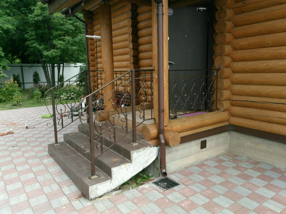 Крыльцо на металлическом каркасе