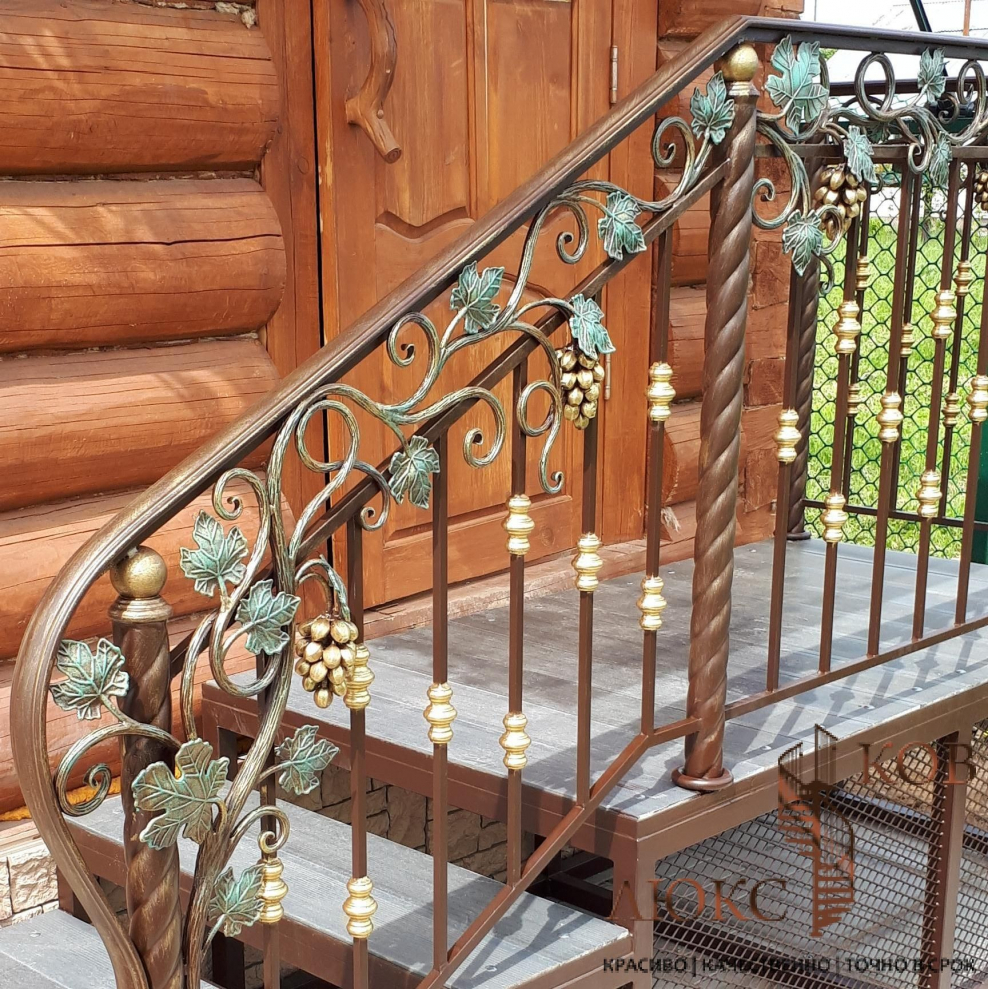 Металлическая лестница на крыльцо
