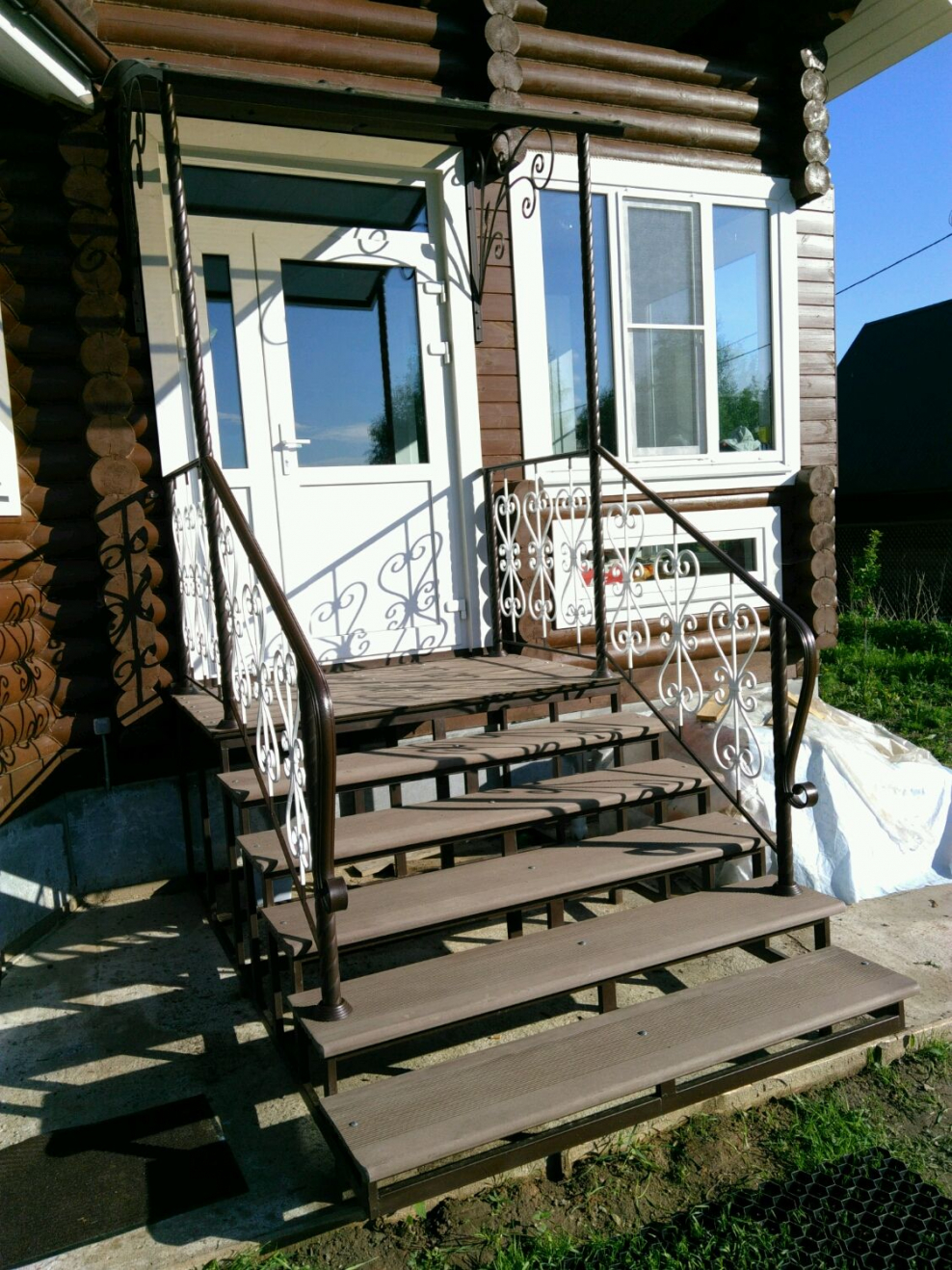 Крыльцо с кованными балясинами